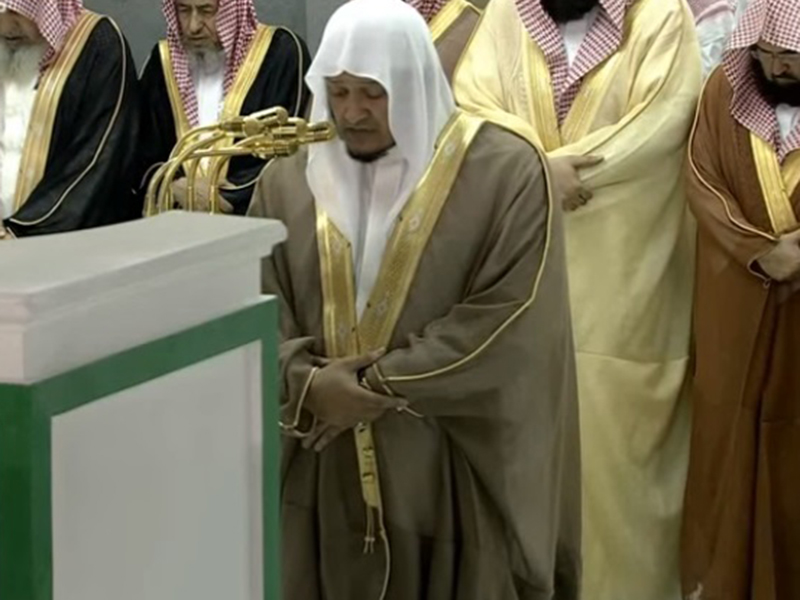 اضغط لمشاهدة الفيديو: ما الذي حدث لإمام الحرم المكي على الهواء مباشرة؟!